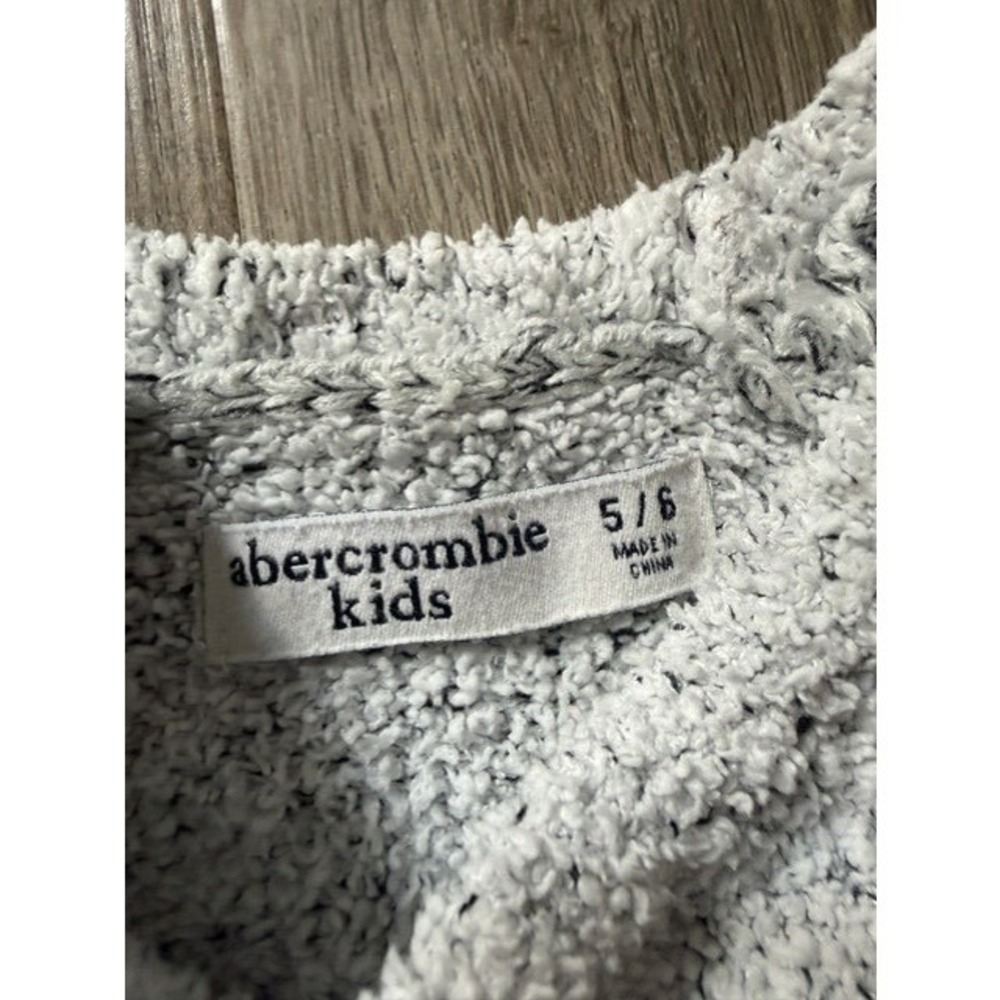 Abercrombie Kids Grey Popcorn Knit Crewneck Sweater Size 5/6 Pullover - Picture 4 of 6
